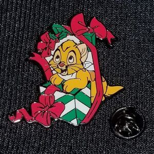 Loungefly Pin Oliver & Company Holiday Christmas Orange Kitty Disney Cats Xmas